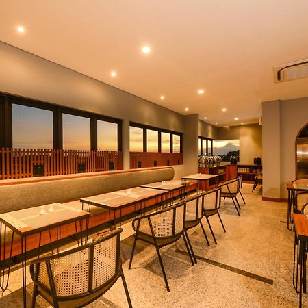Nata Azana Hotel Solo Екстериор снимка