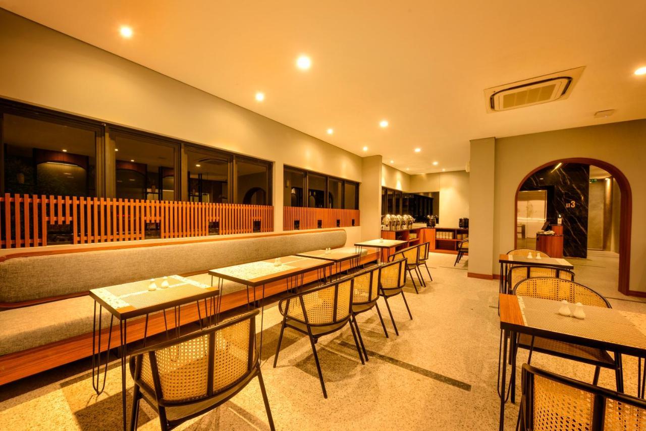 Nata Azana Hotel Solo Екстериор снимка