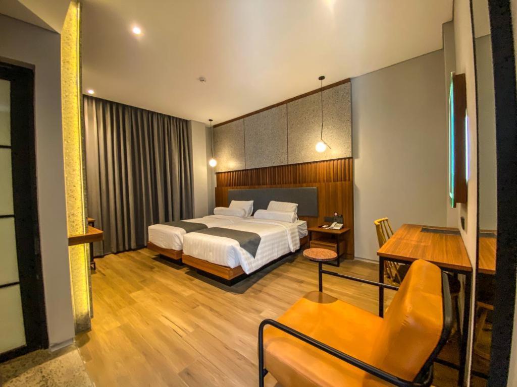 Nata Azana Hotel Solo Екстериор снимка