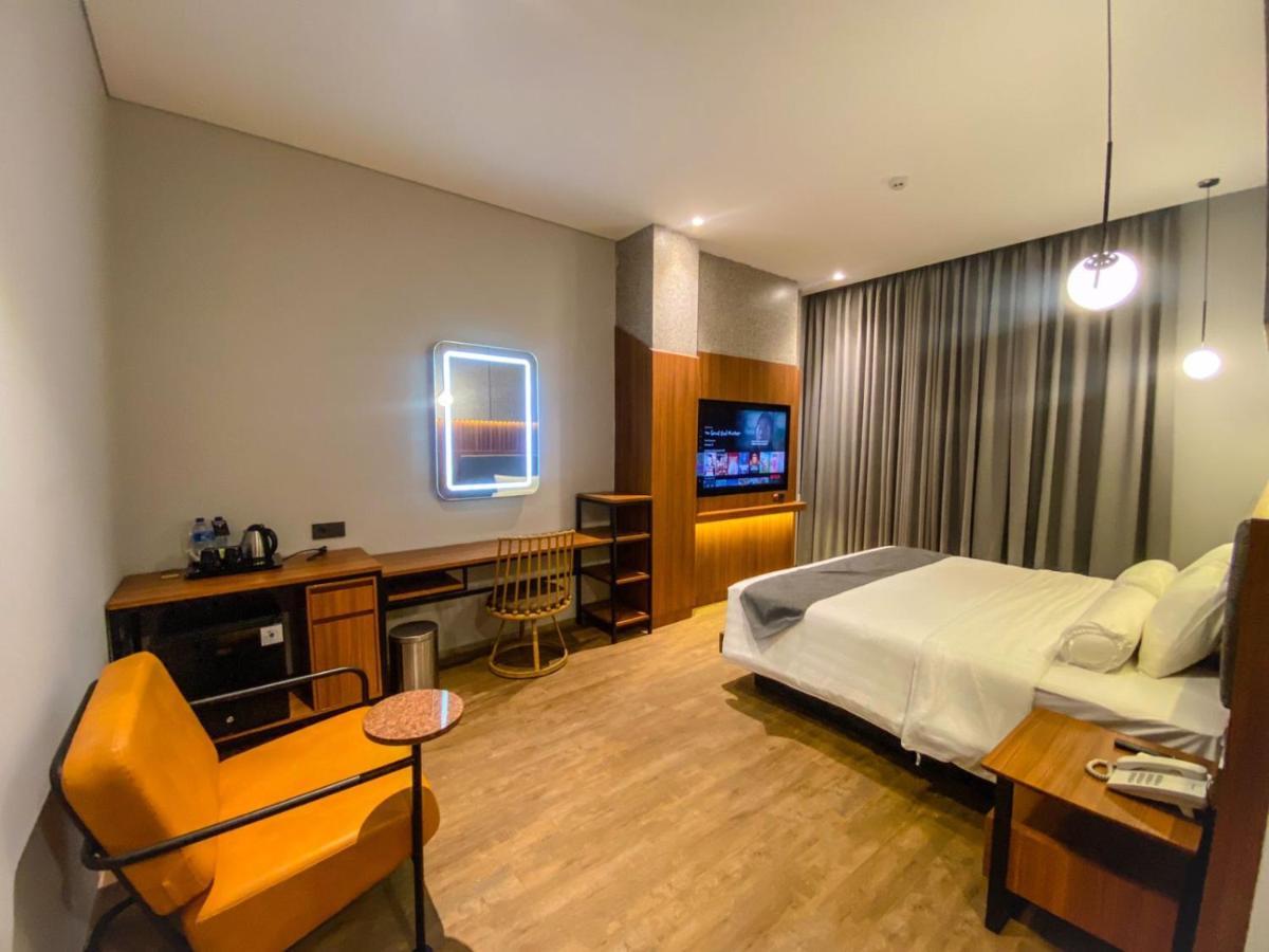 Nata Azana Hotel Solo Екстериор снимка