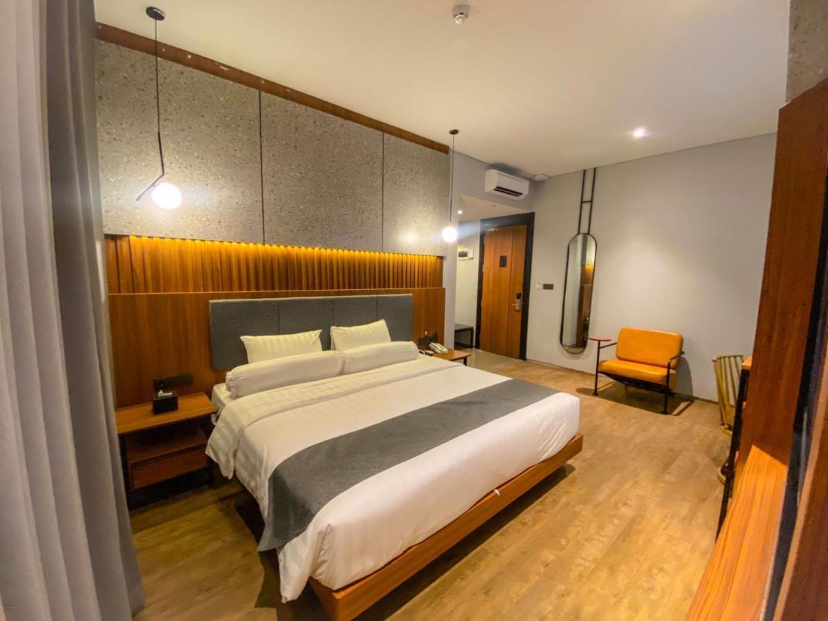 Nata Azana Hotel Solo Екстериор снимка