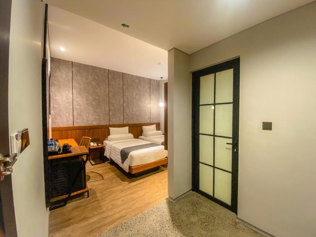 Nata Azana Hotel Solo Екстериор снимка