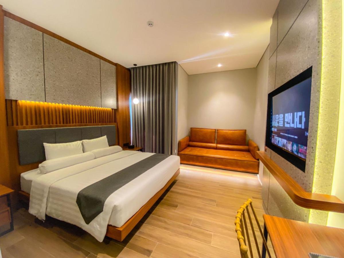Nata Azana Hotel Solo Екстериор снимка