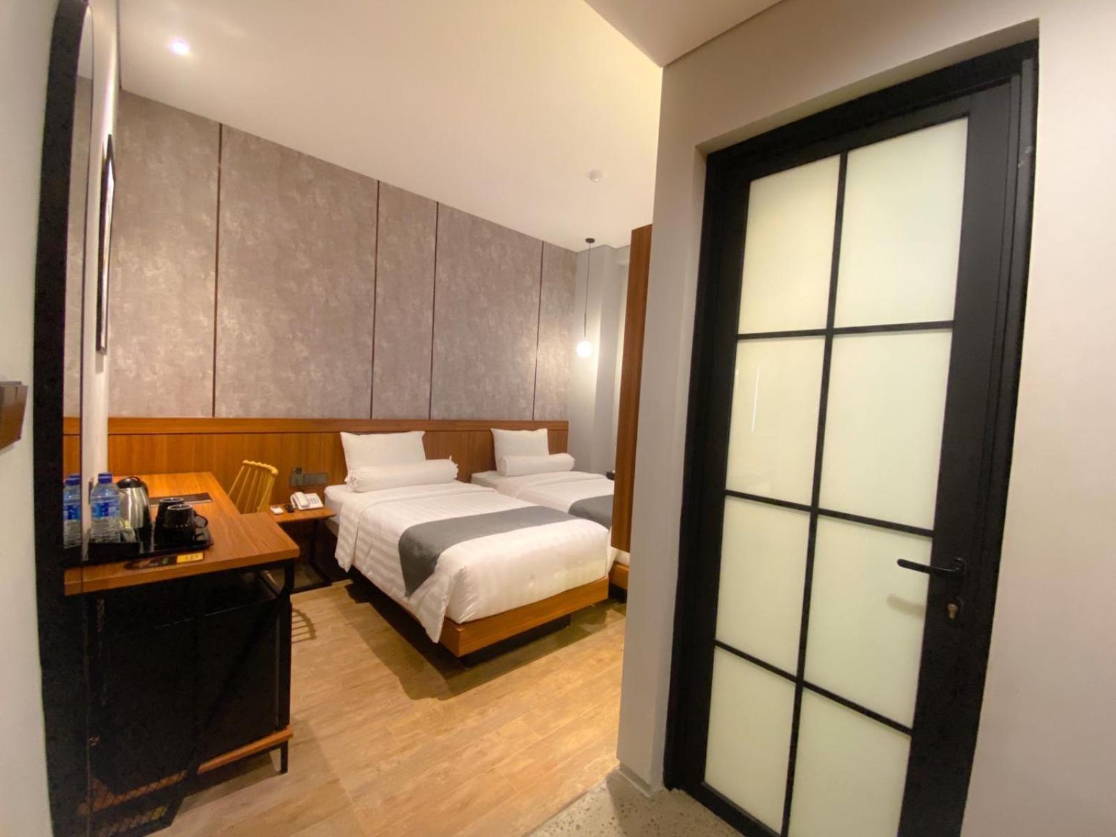 Nata Azana Hotel Solo Екстериор снимка