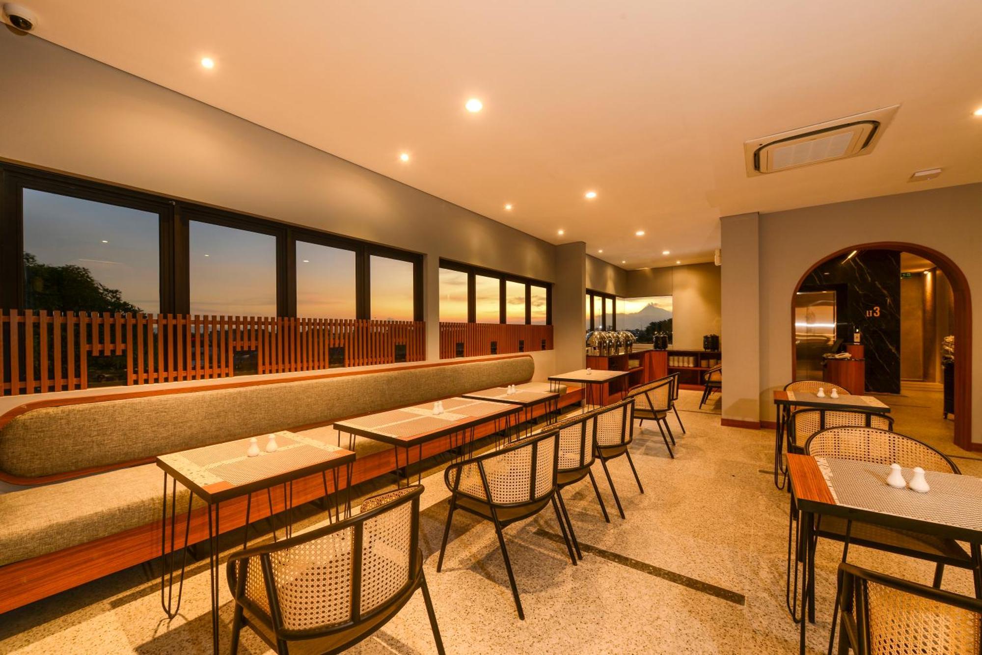 Nata Azana Hotel Solo Екстериор снимка