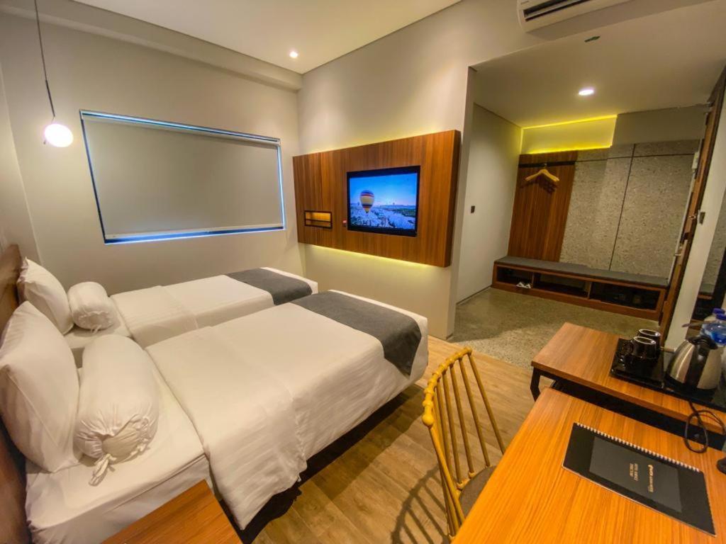 Nata Azana Hotel Solo Екстериор снимка