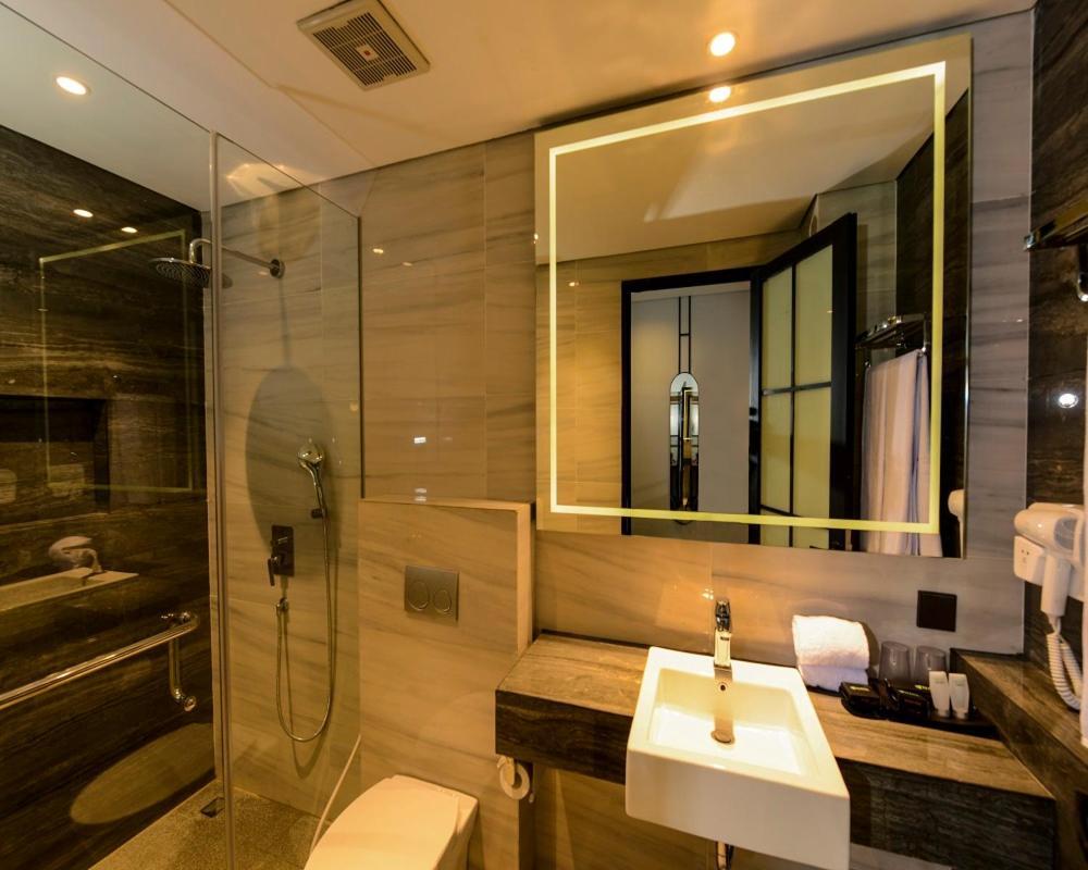 Nata Azana Hotel Solo Екстериор снимка